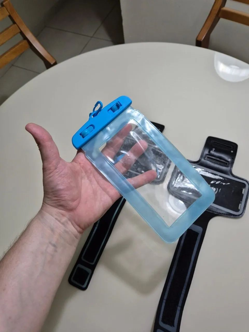 Kit com 2 Braçadeiras Esportivas + Bolsa Impermeável para Celular - Excelente Estado - Foto 3