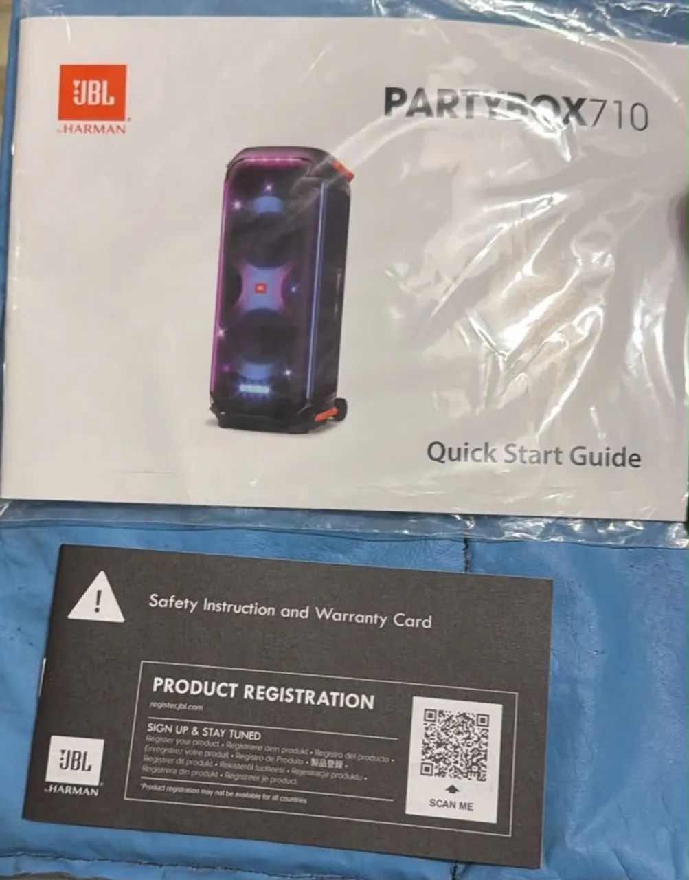 Caixa de Som JBL 710 Paraty Box e microfones com suporte.