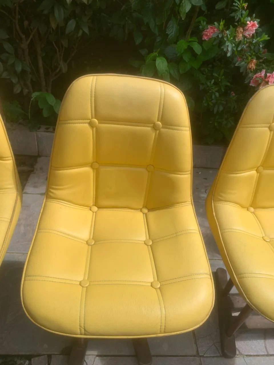 4 cadeiras estofado amarelo base de madeira - Foto 2
