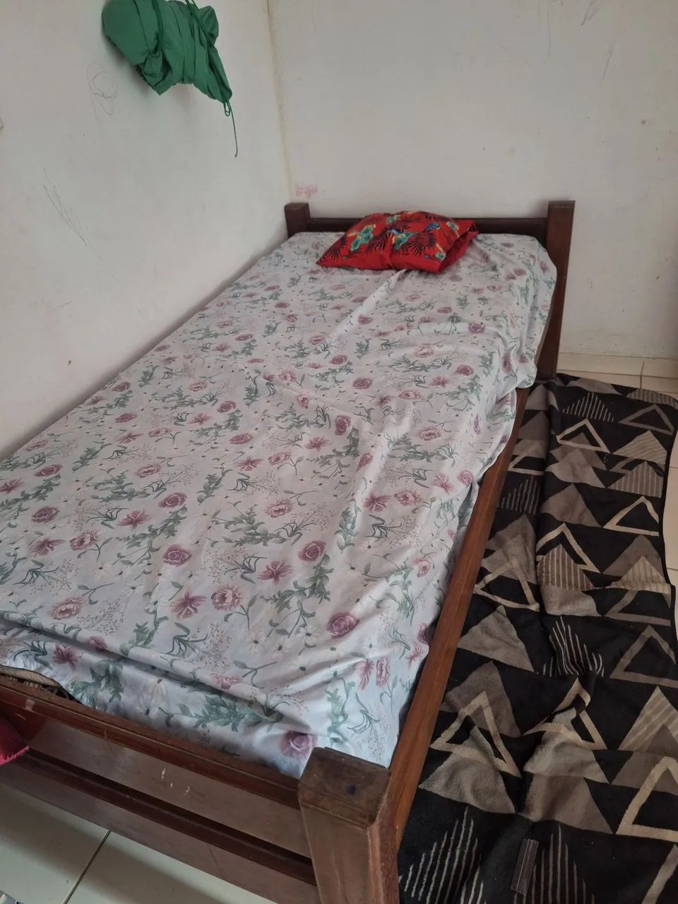 Cama de madeira solteiro (com colchão)