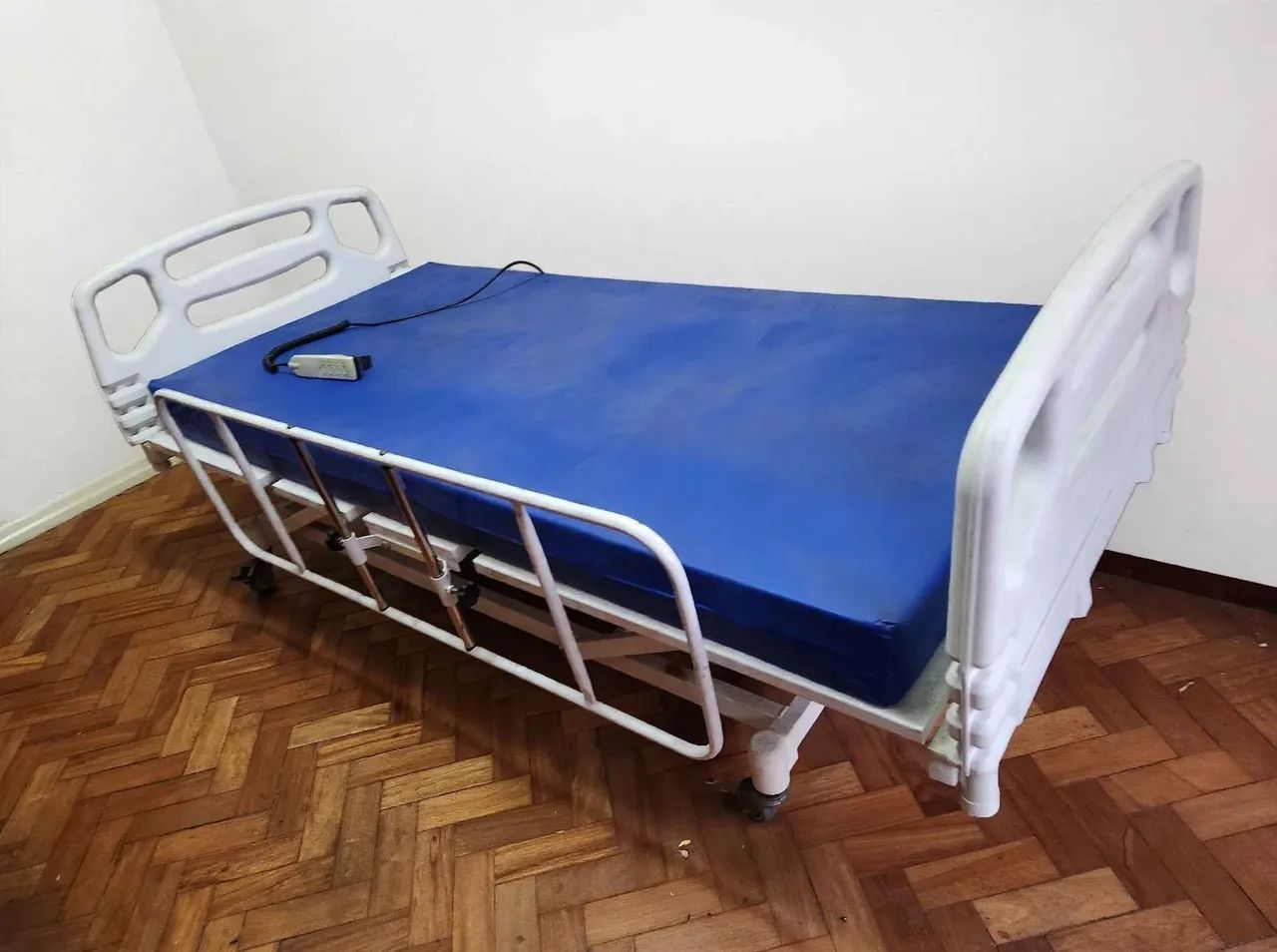 Cama Hospitalar Elétrica com Colchão e Controle - Semi Nova<br>