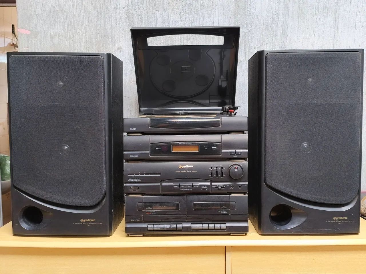 Aparelho gradiente AT com toca discos e Caixas 