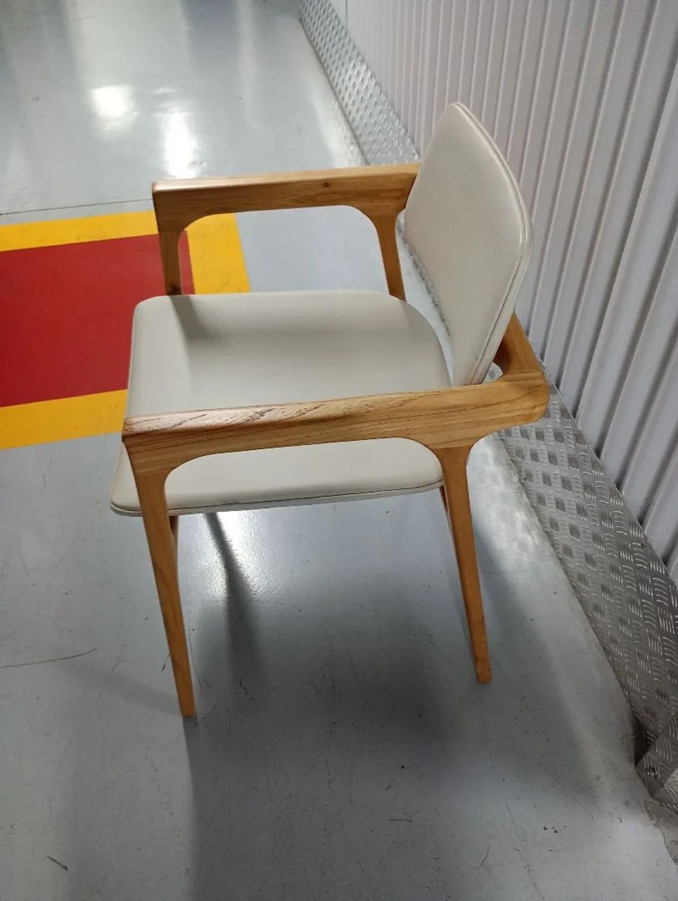 Mesa com 8 cadeiras de design elegante com braços em madeira - Foto 4