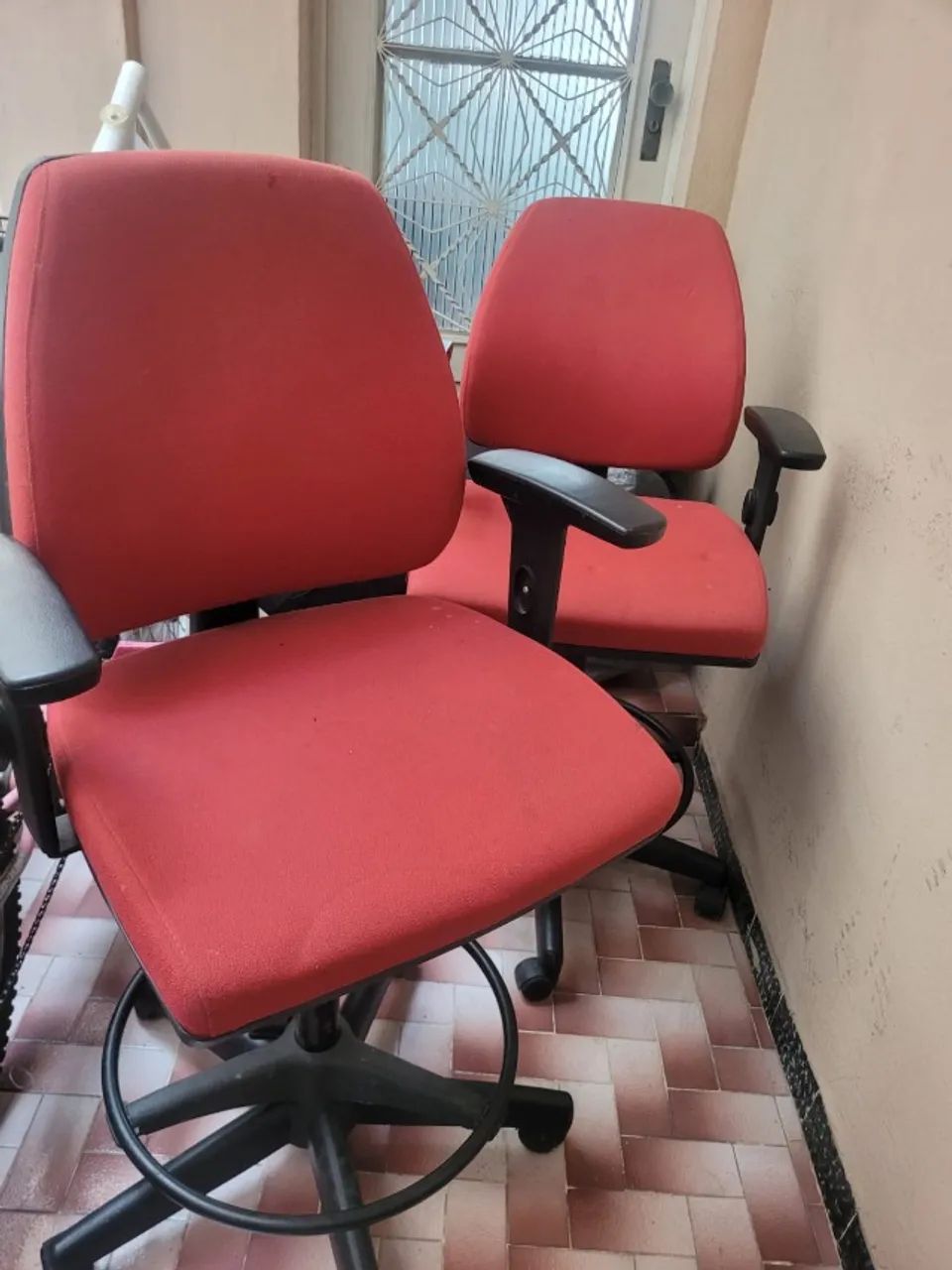 Cadeira Alta de Escritório Ergonômica Giratória com Braços - Excelente Estado - Foto 2