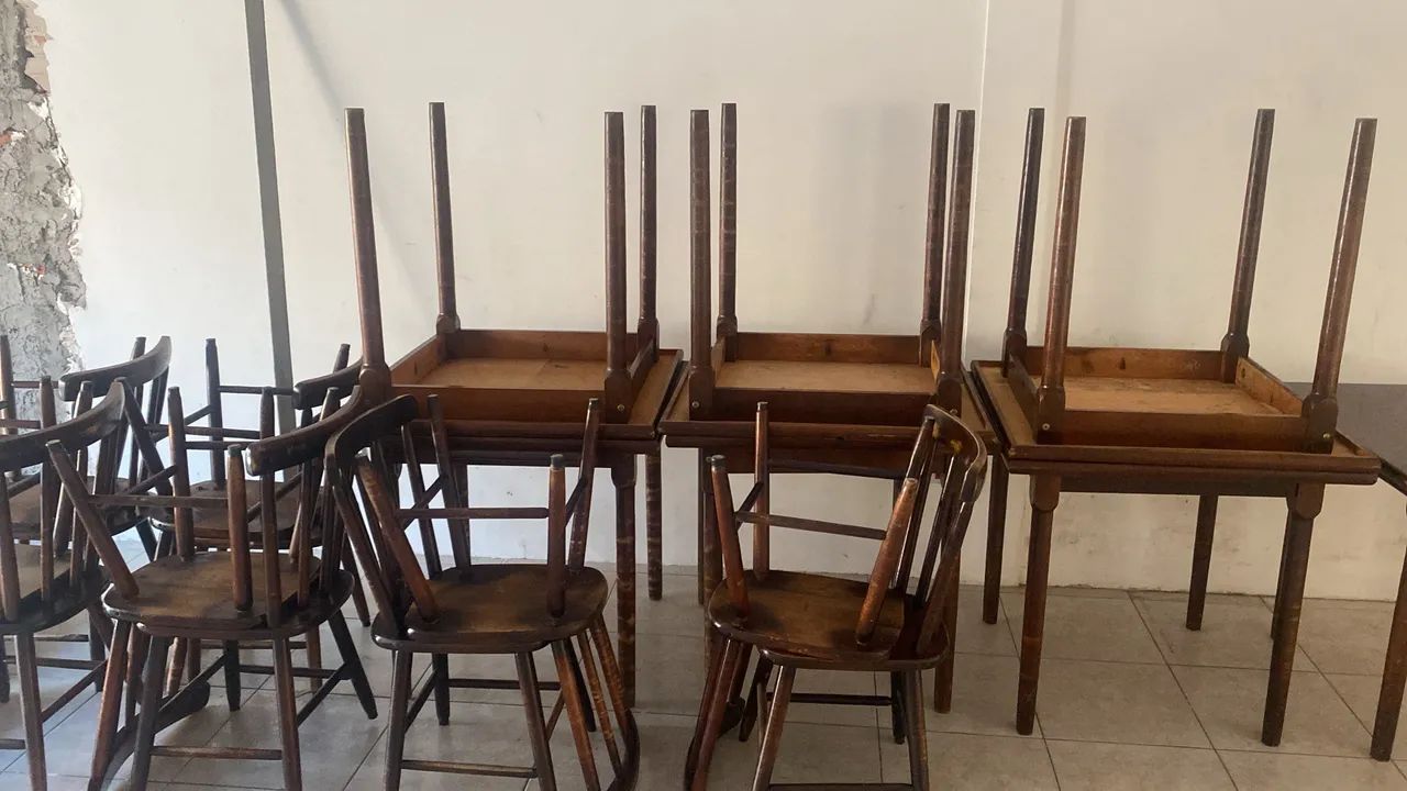 Vende se mesa e cadeiras algumas precisam de reparos leves  - Foto 4