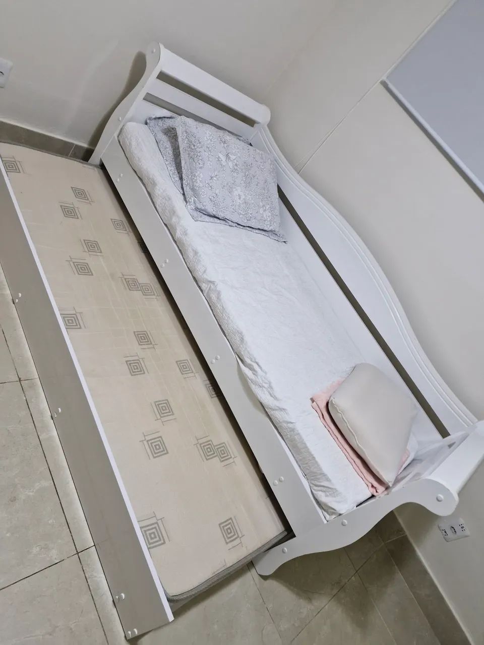 Cama solteiro + cama auxiliar (colchões inclusos)