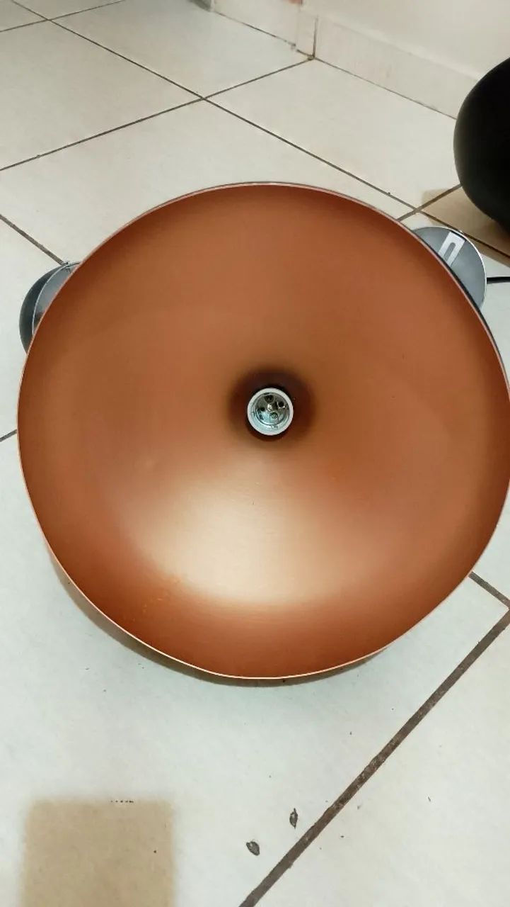 2 Luminárias formato  gota na cor  preta com interior cor cobre  - Foto 4