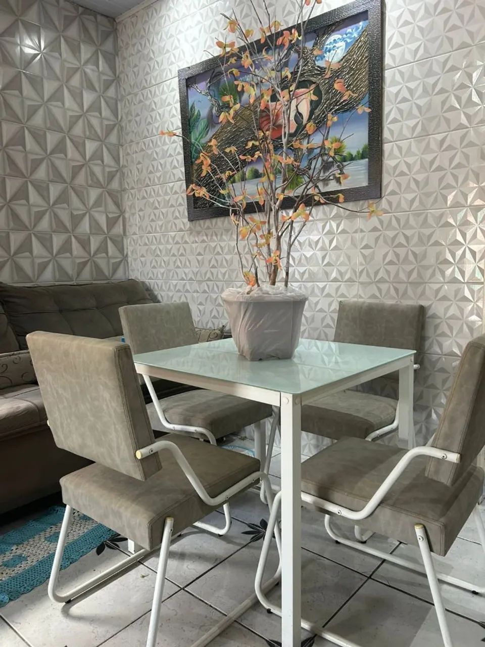 Mesa com 4 cadeiras com tampo d vidro usada porém conservada  - Foto 2