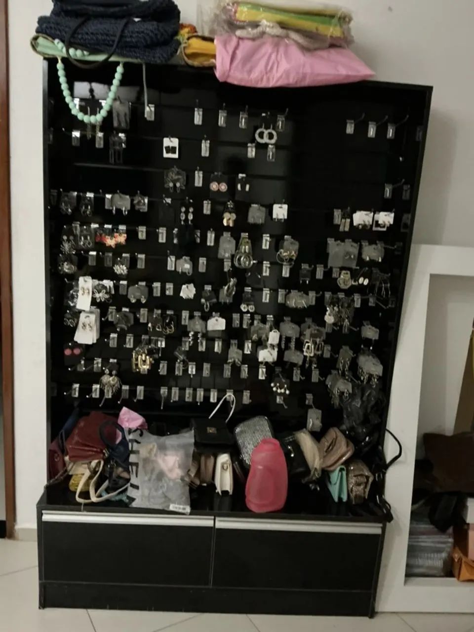 Armário expositor com painel canaletado com gavetas MDF e ganchos
