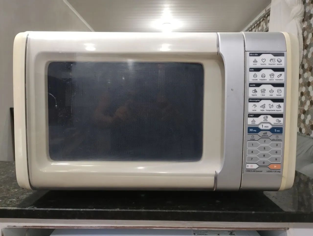 Microondas Midea 31 litros.