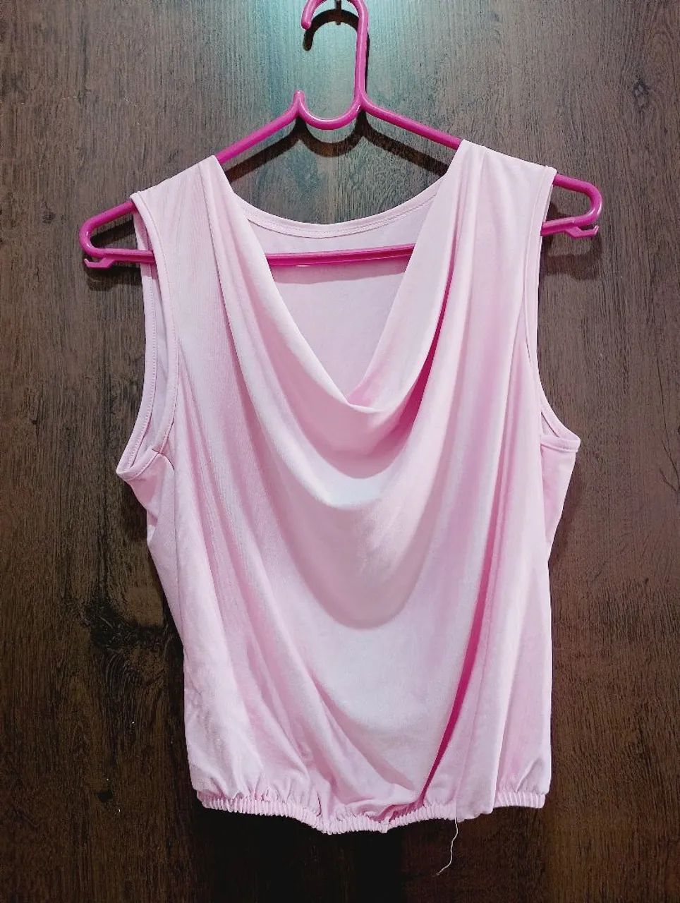 DUAS BLUSAS LISAS SEM MANGA: ROSA E VERDE. 30 REAIS - Foto 2