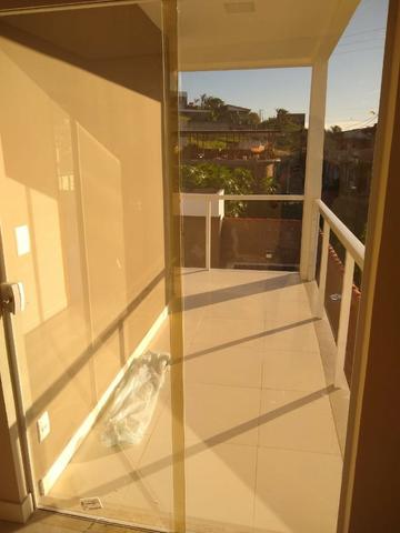 Linda casa com piscina e duas vagas de garagem - Foto 6