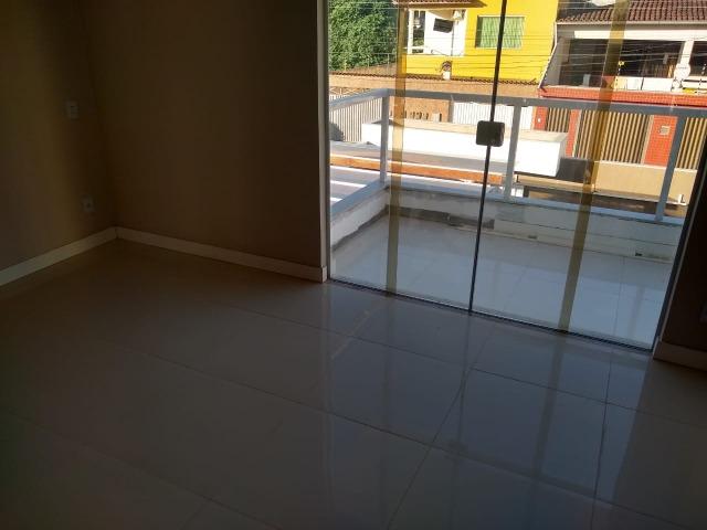 Linda casa com piscina e duas vagas de garagem - Foto 5