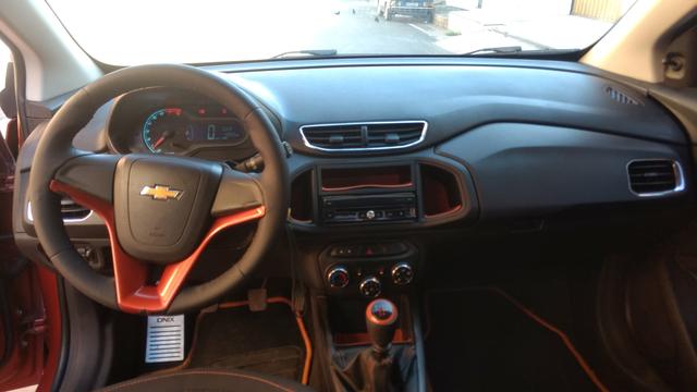 Onix LT 1.4 lindo todo custumizado - Foto 5