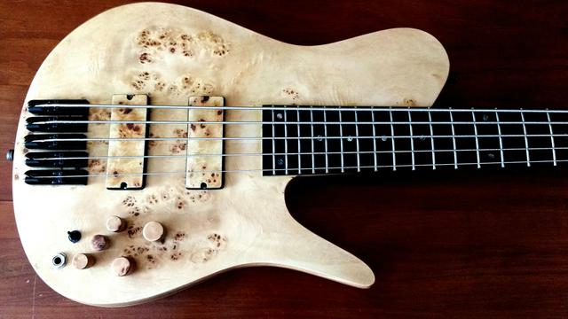 Baixo Lhuiz Guitars - Foto 2