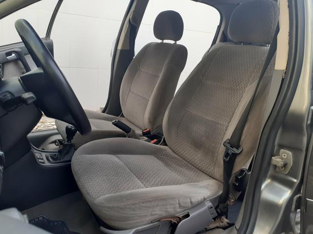 Chevrolet Astra CD 2.0 Sedan 2004 - Foto 19