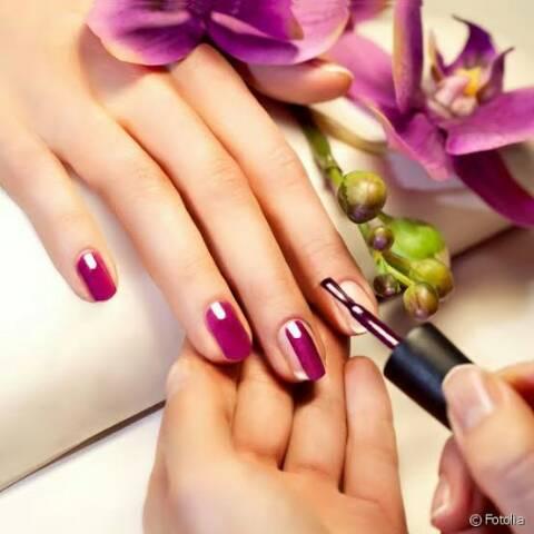 Precisa-se de manicure