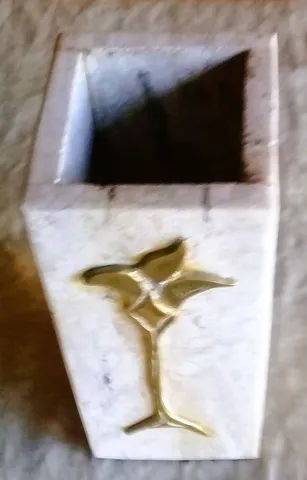 Exuberante Vaso em mármore com Aplique em Bronze dourado no feitio de Flor *Peça assinada - Foto 4