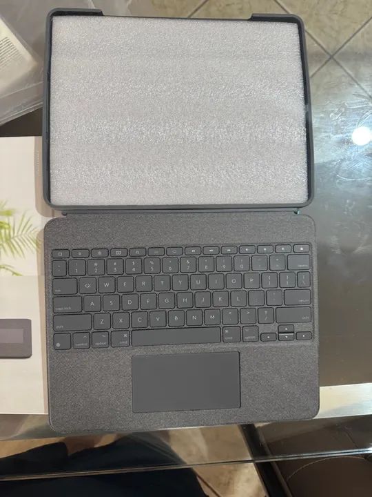 Capa com Teclado Logitech Combo Touch para iPad Pro 12.9" - Foto 4