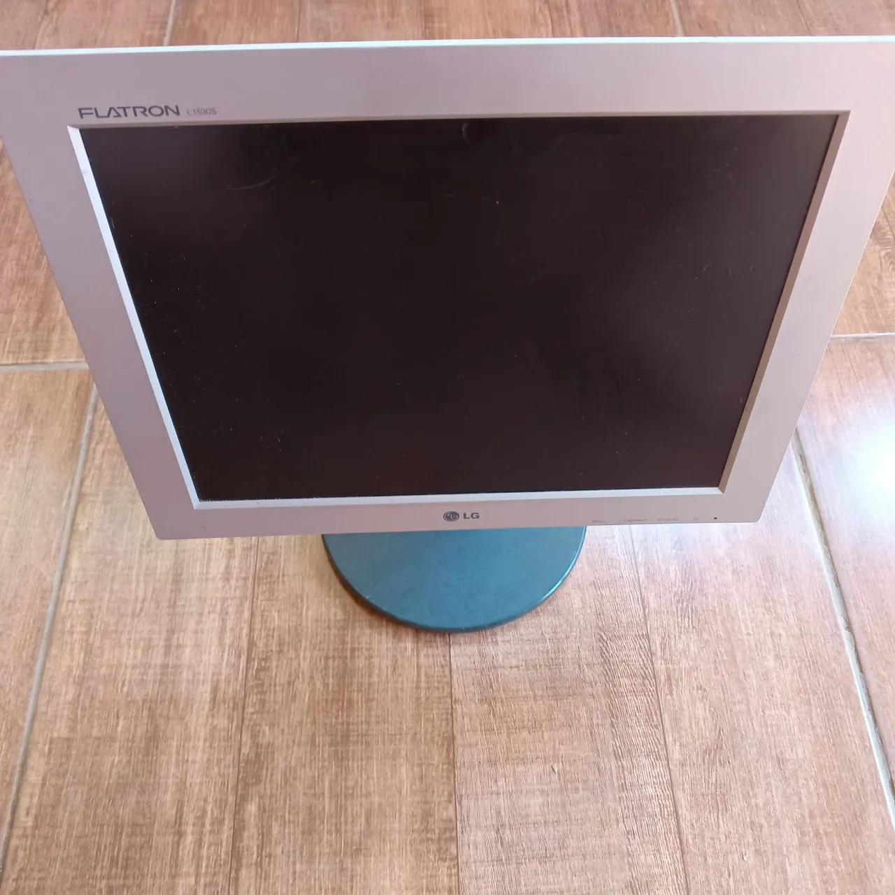 Monitor LG Flatron L1530S LCD com defeito