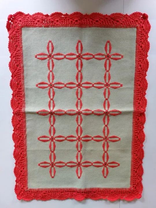 Caminho de Mesa em Ponto Cruz e Bico de Crochê 
