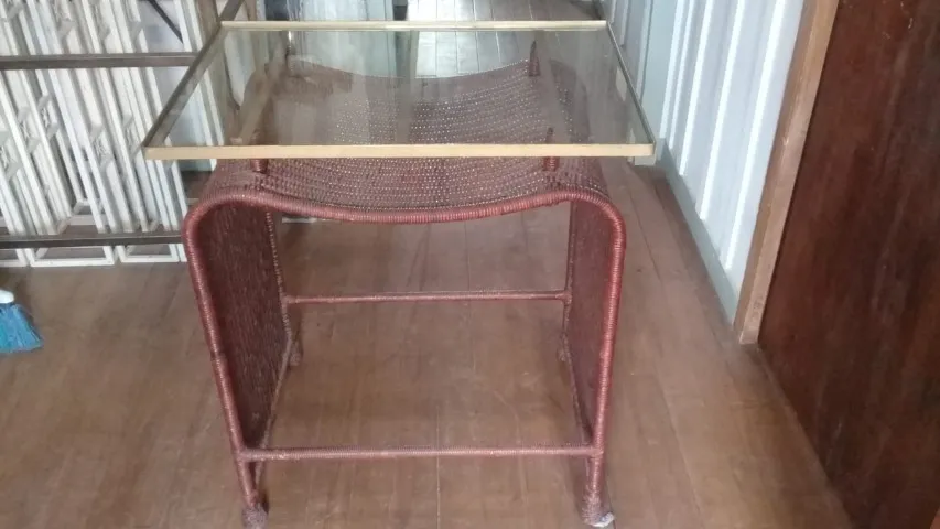 Mesinha Antiga Em Ferro E Vime