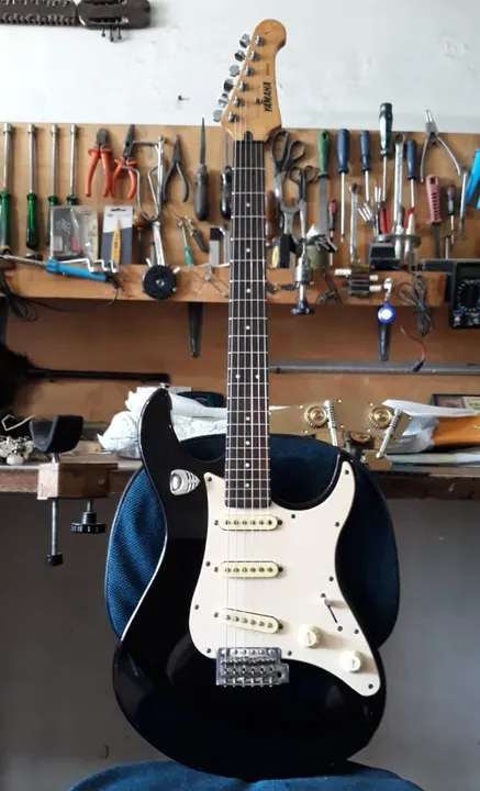 Guitarra Stratocaster Yamaha EG303 Preta
