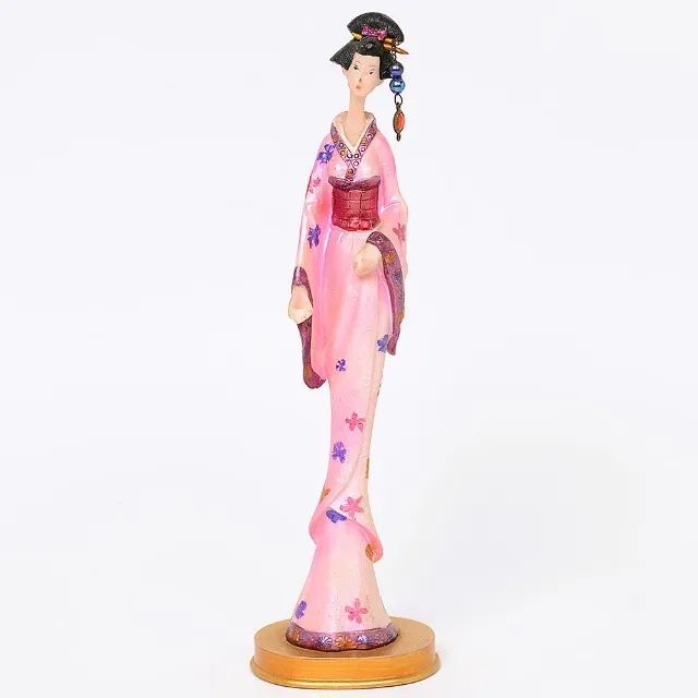 Grande Escultura representando Gueixa com trajes típicos em resina policromada *Descrição