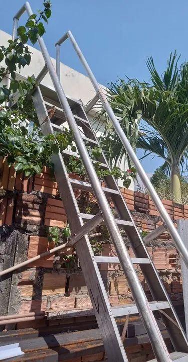 Escada de alumínio com plataforma 