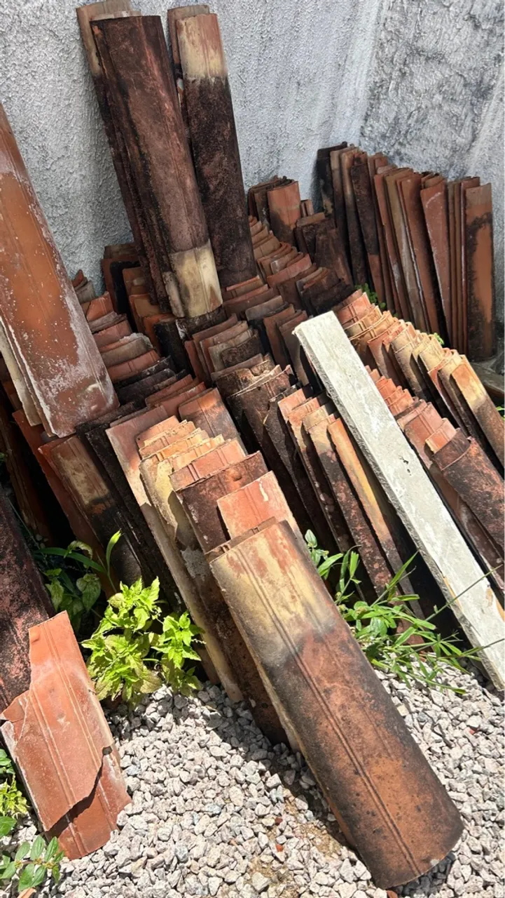 Telhas de cerâmica usadas