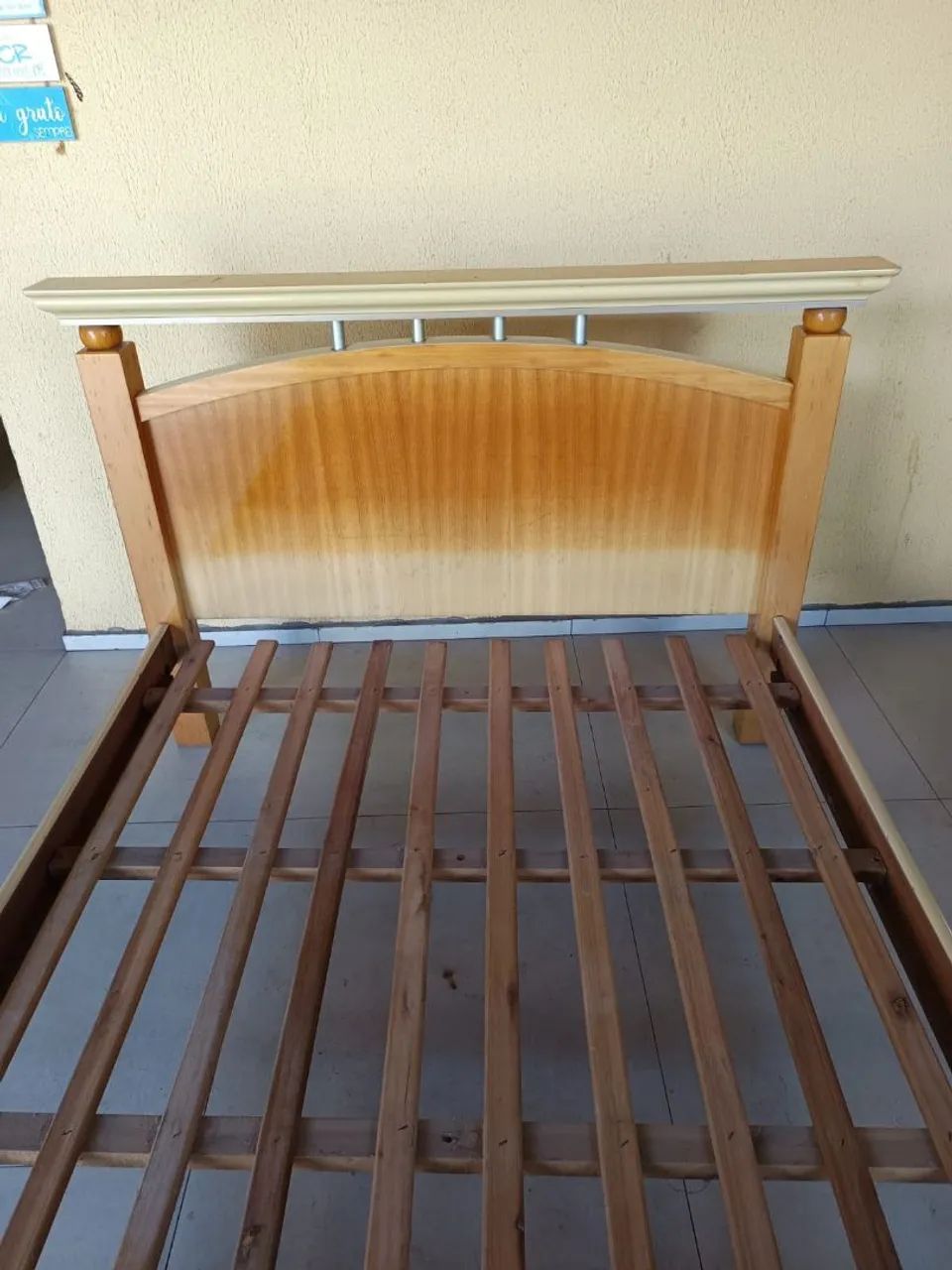 Cama de casal de madeira maciça resistente, com cabeceira e colchão de Onix - Foto 4