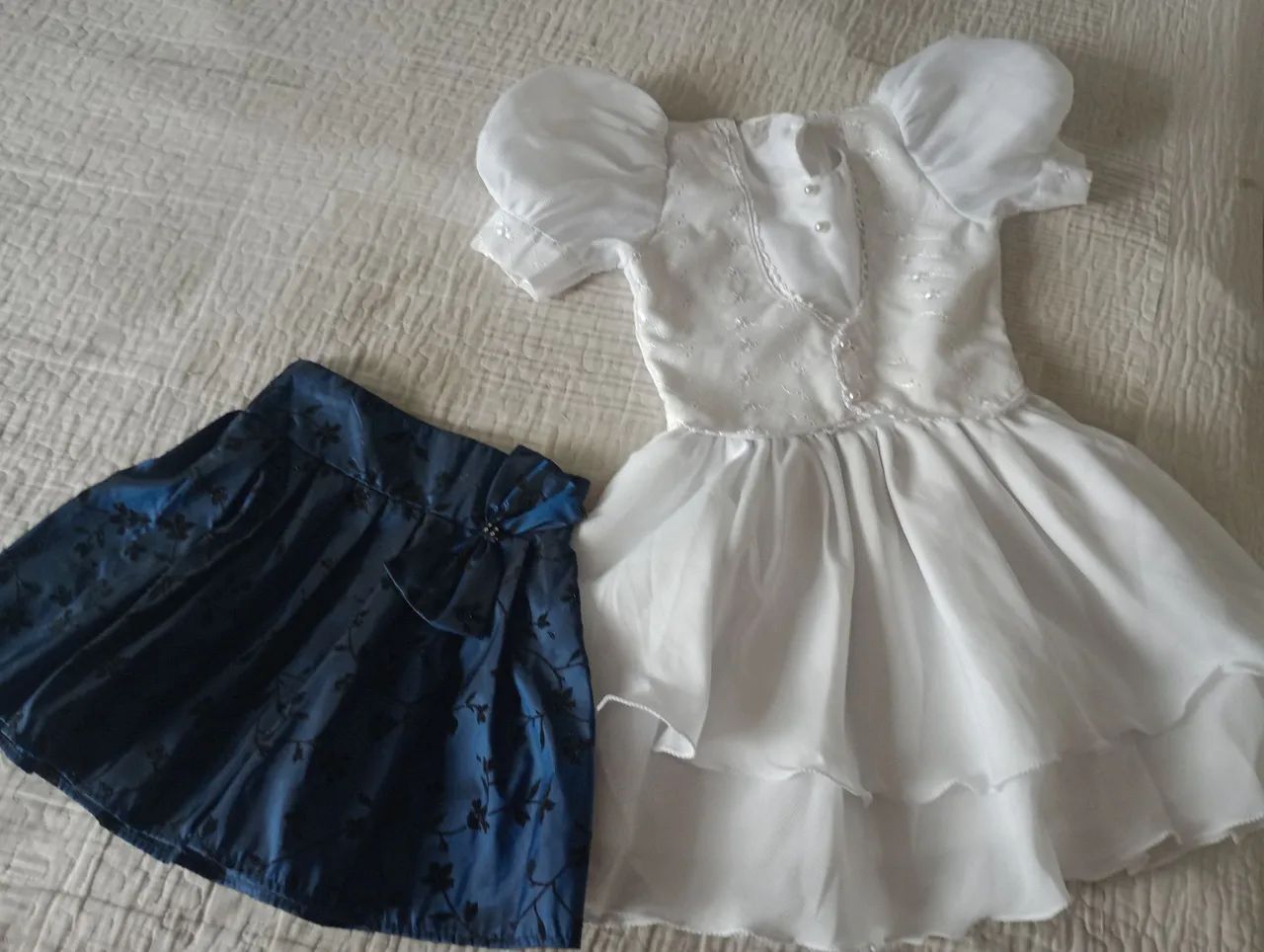 Conjunto infantil - Vestido branco e saia azul