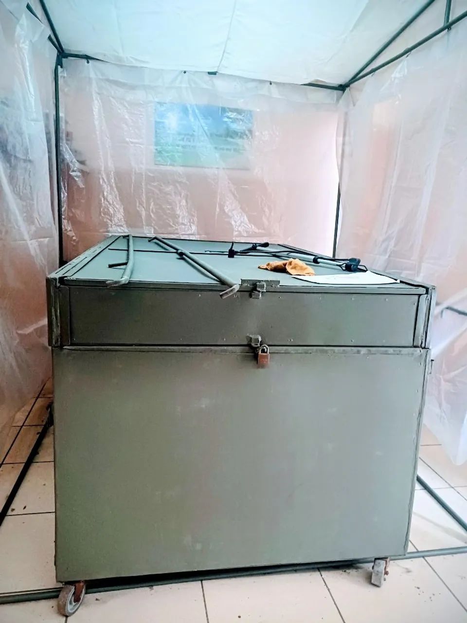 Barraca de Feira 2x2m com Rodinhas e Espaço Interno- Ótimo estado