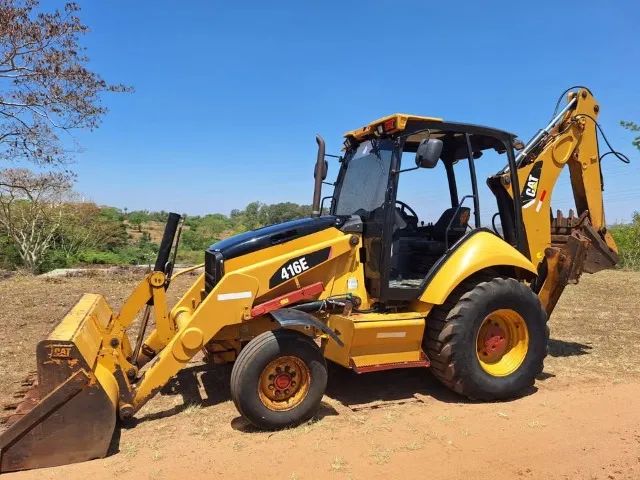 Retroescavadeira Caterpillar 416E Ano 2014