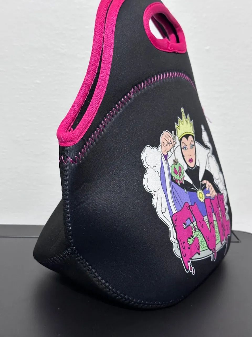 Bolsa Térmica Disney Rainha Má Preta e rosa - Foto 2