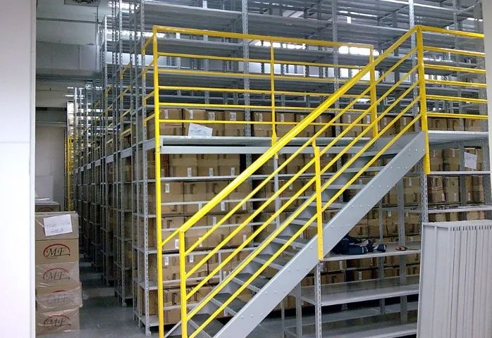 Mezanino - Espaço extra para estoque e equipe