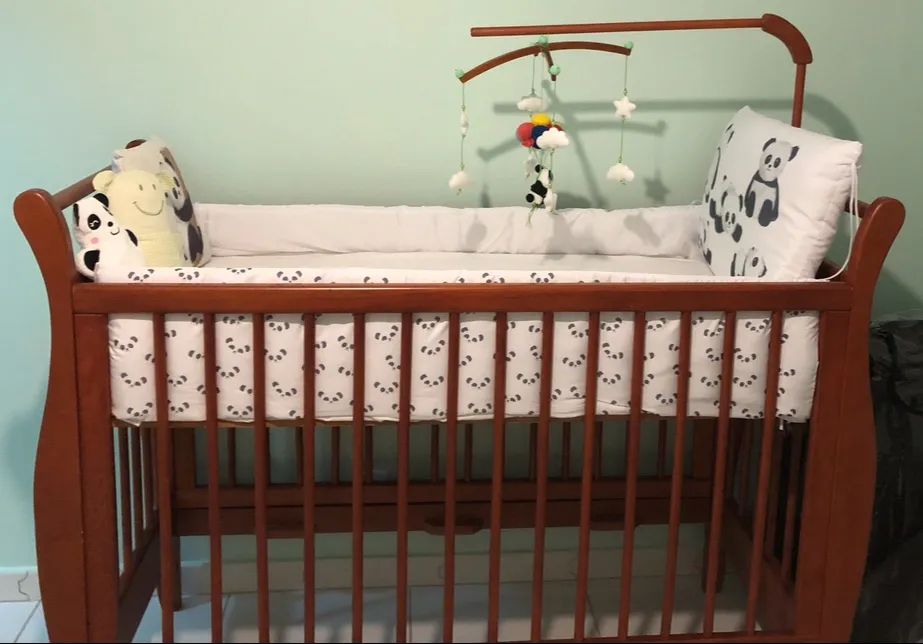 Berço em madeira maciça - vira mini cama!