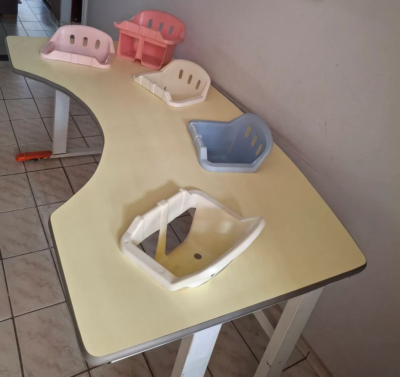 Vendo mesa para refeição de bebês com 4 lugares  - Foto 3