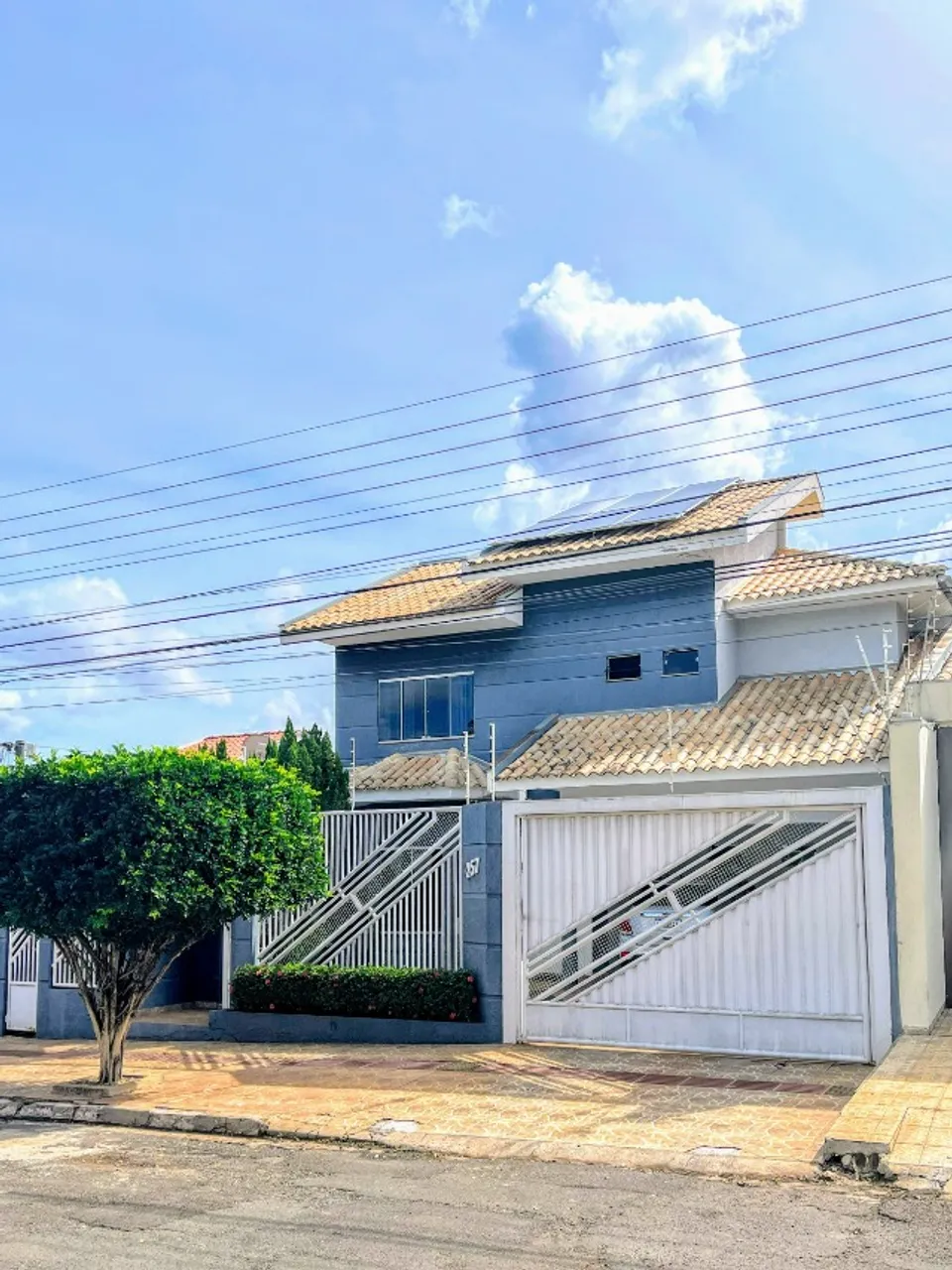 Sobrado três pavimentos, excelente localização, conforto, lazer e preço promocional