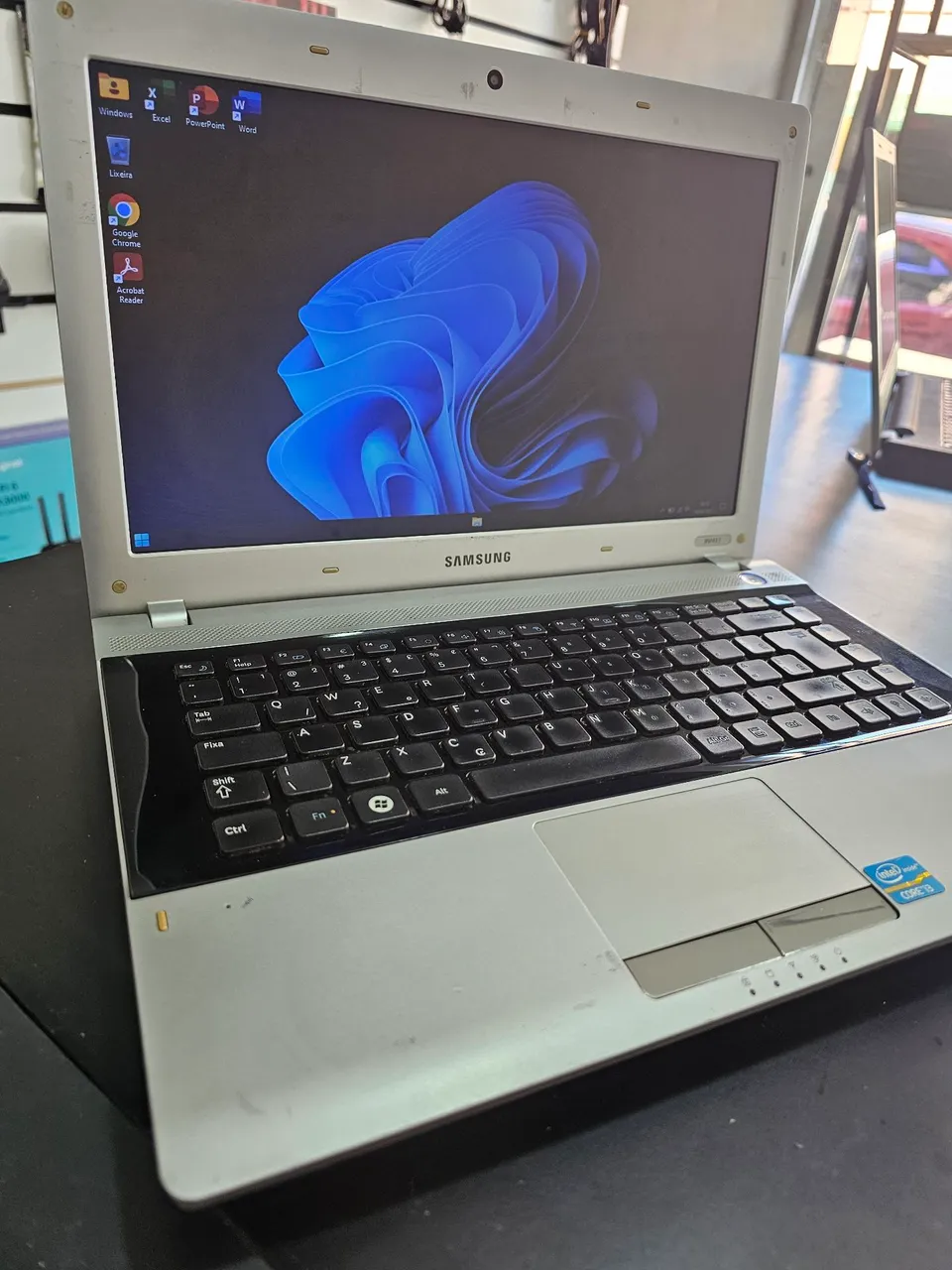 Samsung ,Intel Core i3 , HD 500 GB E 4 GB DE RAM