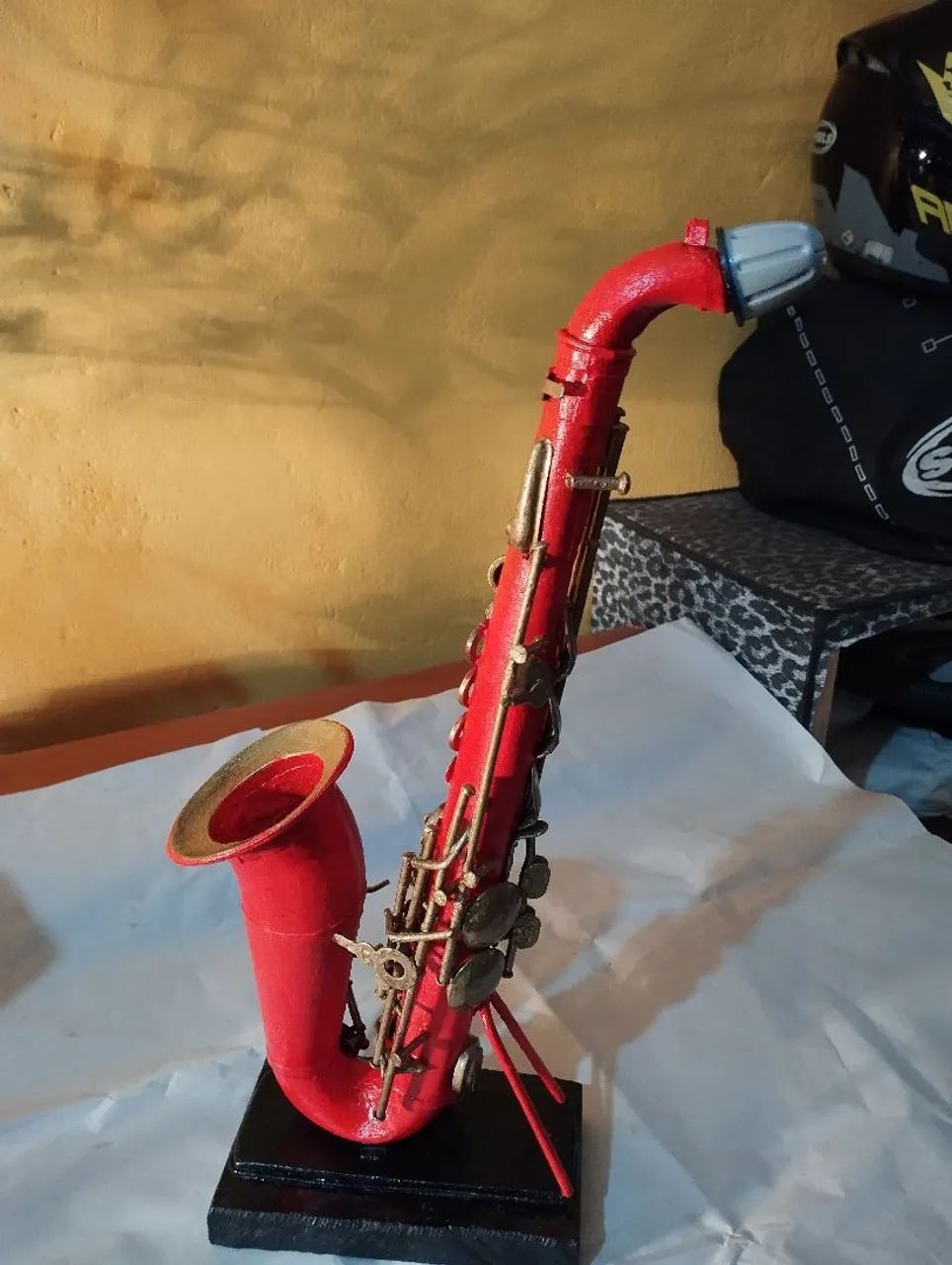 Saxofone Decorativo Vermelho com base em granito  - Foto 4