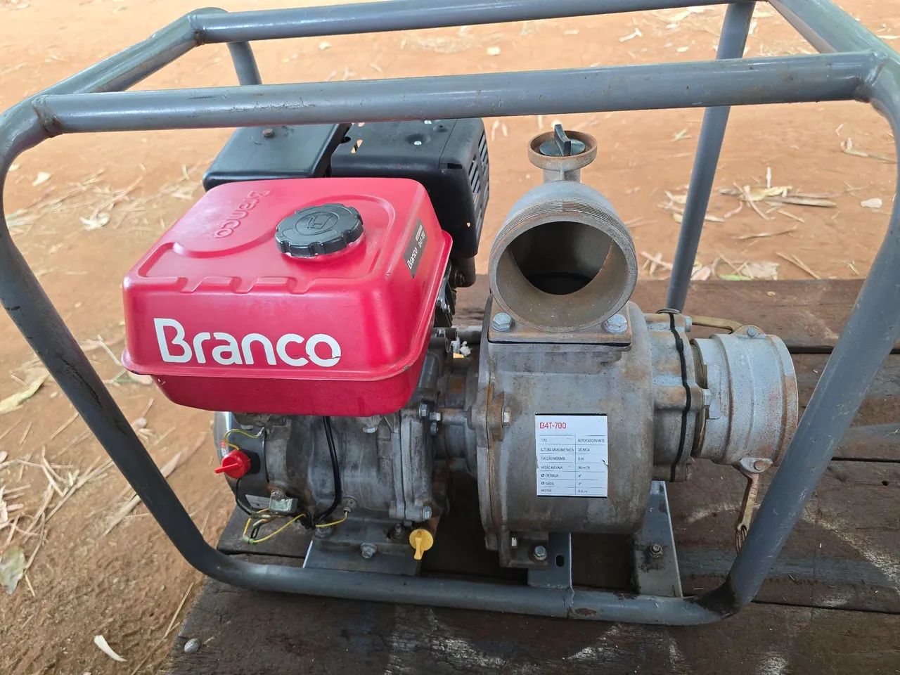 Moto Bomba Branco 8.5 B4T 700 semi-novo com bomba 4" entrada / saida.Mangueira com valvula