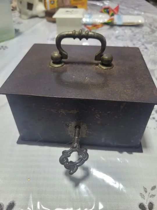 Cofre antigo,pequeno,em ferro: - Foto 6
