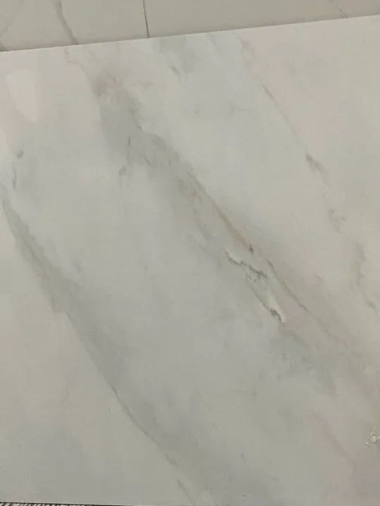 Piso Gresalato 71 x 71 Polido Branco Rajado Cinza Tipo A Retificado 7,5 metros quadrados - Foto 2