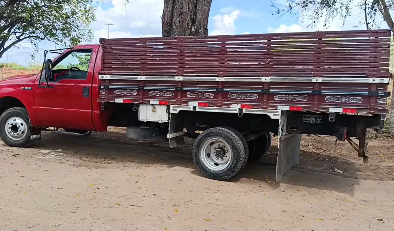 Carro todo bom de mecânica ..