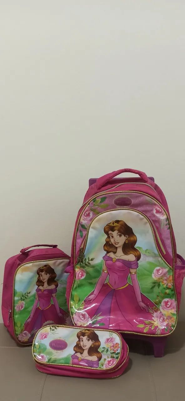 Mochila infantil escolar com rodinh tema  princesa  - Foto 5