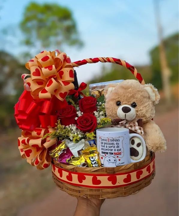 Cesta dia das mulheres com urso de pelúcia