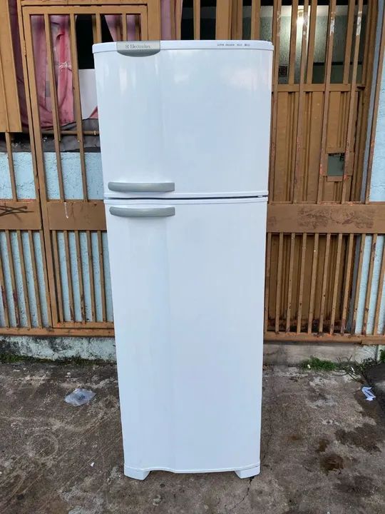 Vendo geladeira Electrolux 400L gelo seco funcionando perfeitamente testo na hora 