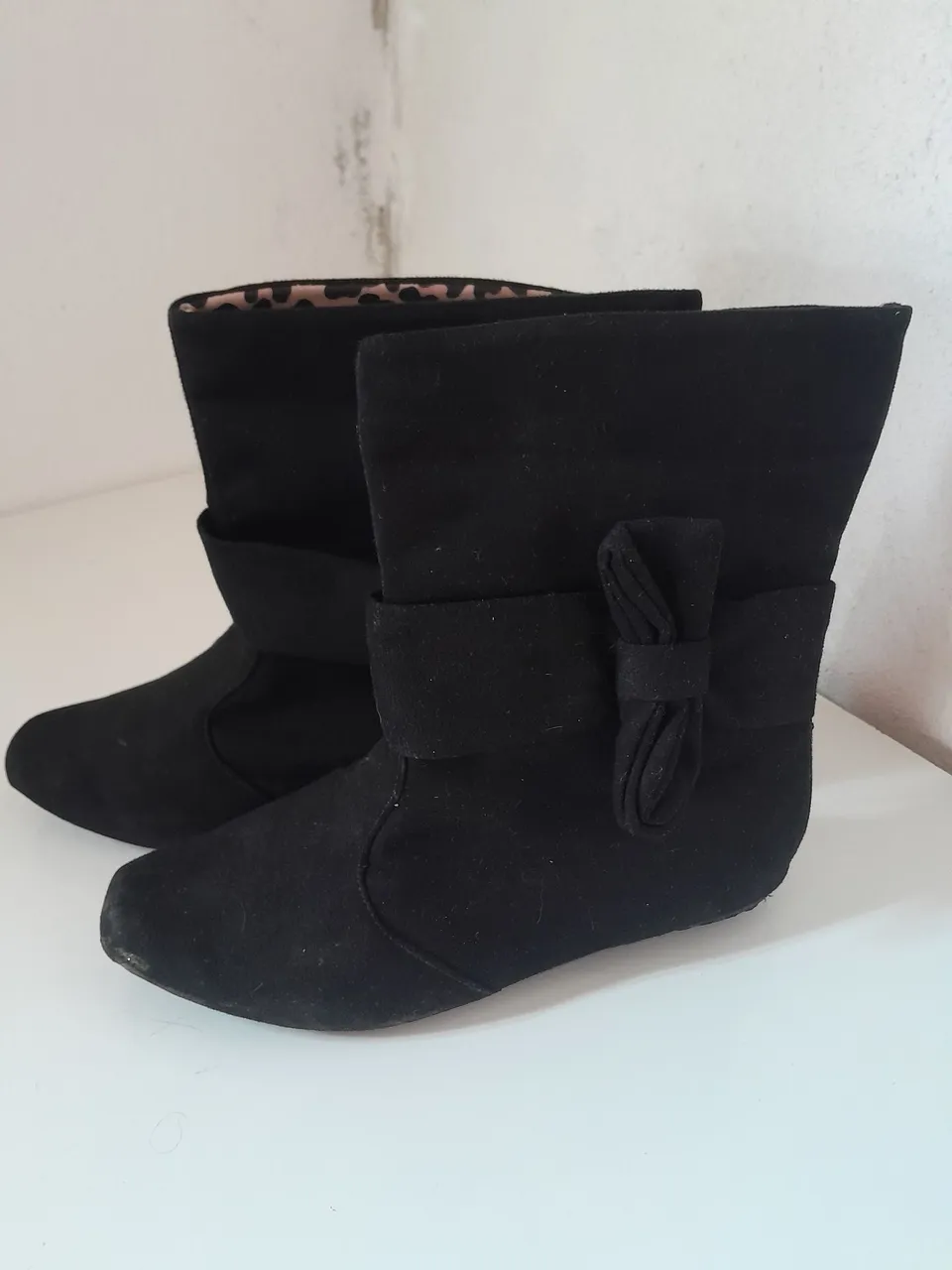 Botas infantis pretas com laço