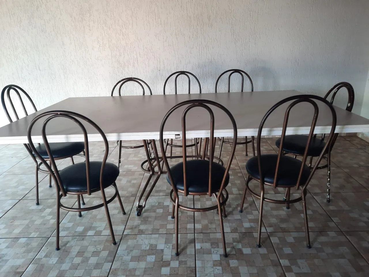 Mesa de Jantar com 8 Cadeiras - Rústica e Charmosa
